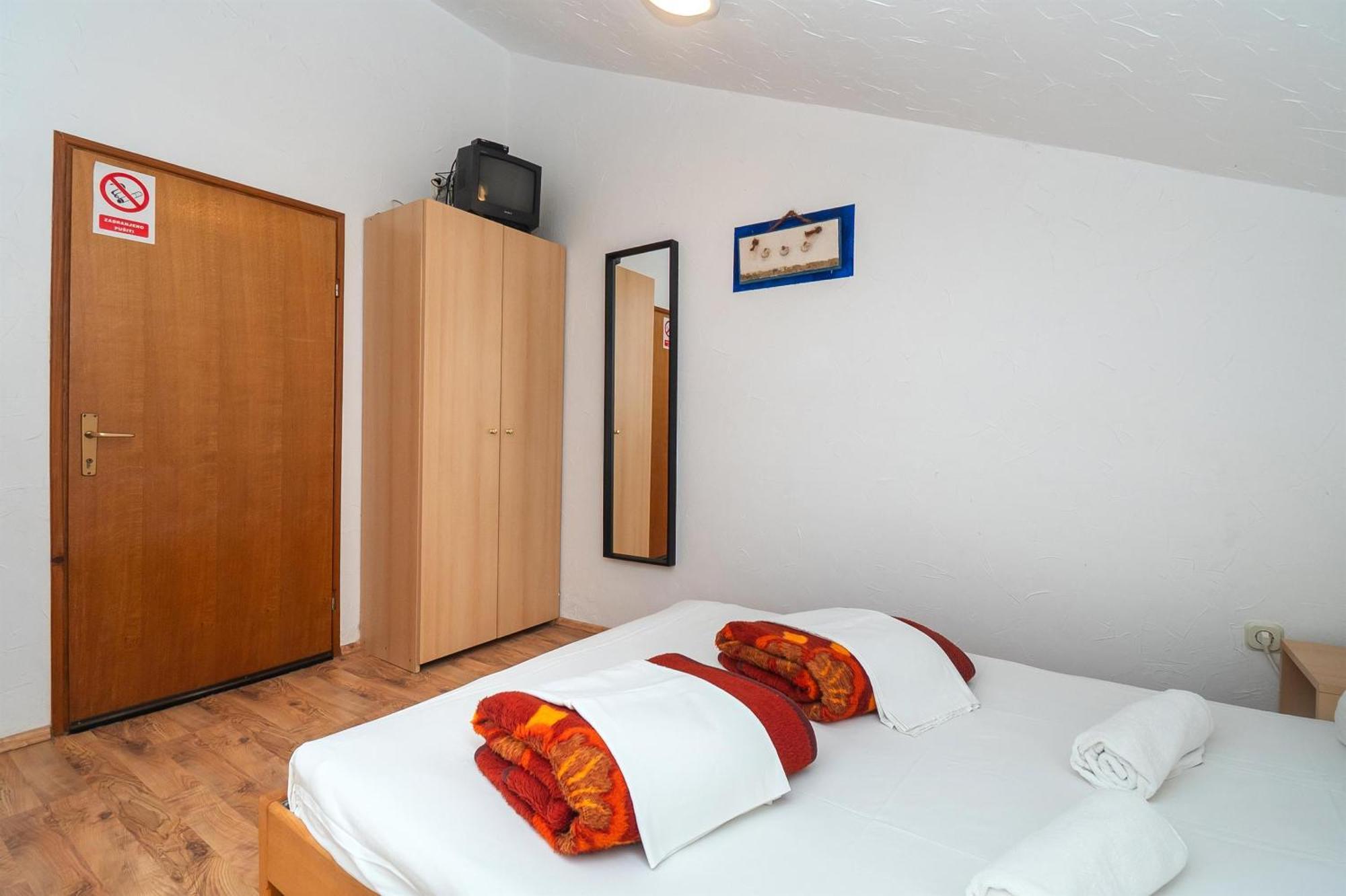 Apartments And Rooms Mladen Vodice Exteriör bild