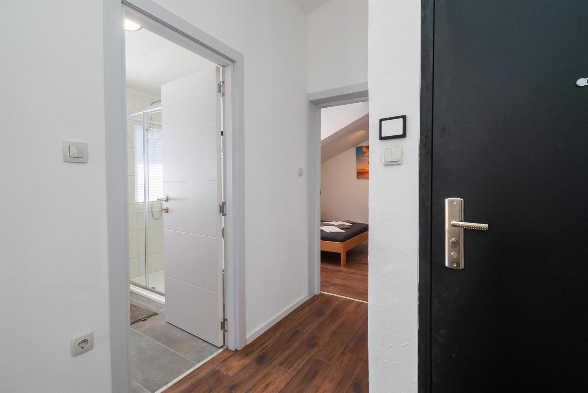 Apartments And Rooms Mladen Vodice Rum bild