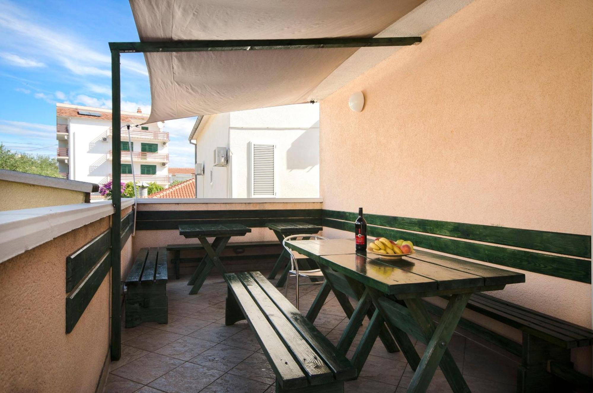 Apartments And Rooms Mladen Vodice Exteriör bild