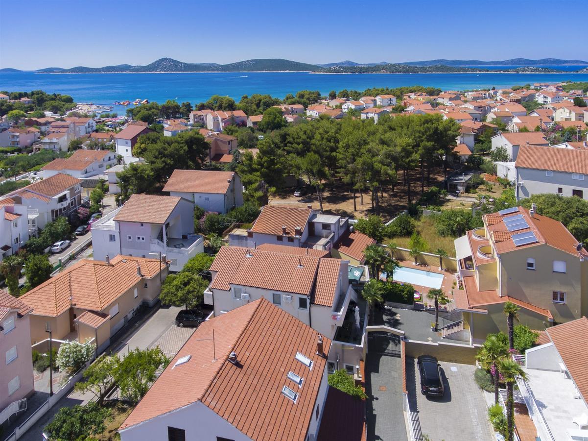 Apartments And Rooms Mladen Vodice Exteriör bild